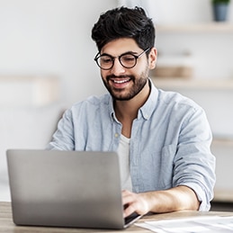 escribiendo en una computadora portátil